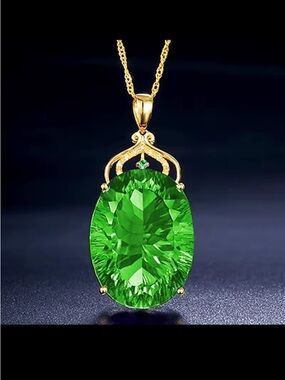 Green Oval Crystal Pendant Necklace in Gold